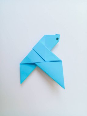 Origami mavi kuşu beyaz arkaplanda izole edildi.