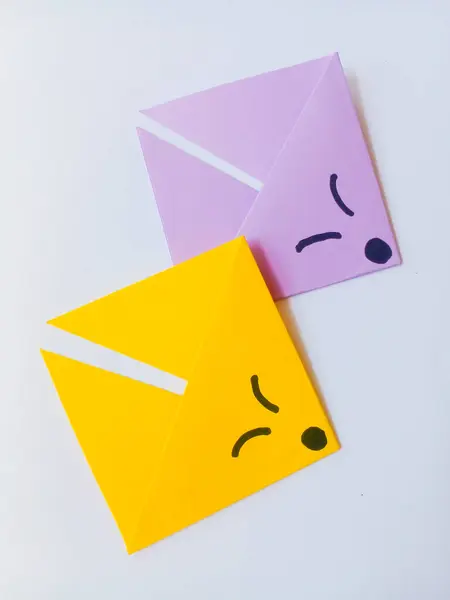 Origami sarı ve mor tilki kafası beyaz arkaplanda izole edilmiş..