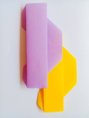 Origami mor ve sarı arabalar beyaz arkaplanda izole edilmiş..