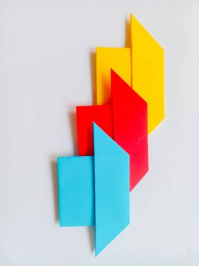 Beyaz arkaplanda mavi, kırmızı ve sarı origami izole edilmiş..