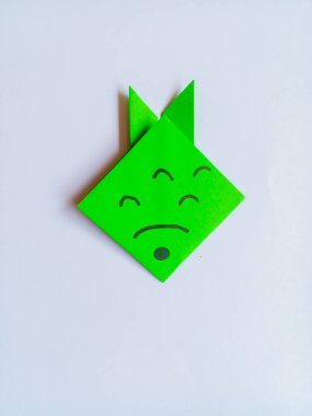 Yeşil balık origamisi beyaz arkaplanda izole edildi.