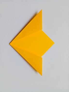 Origami sarı çiçekleri beyaz arkaplanda izole edilmiş.