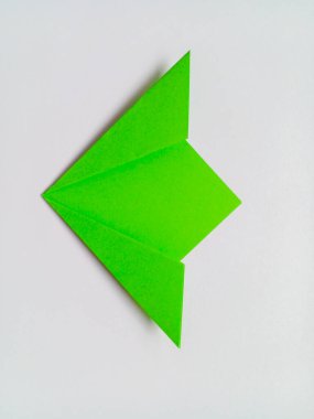 Origami yeşil çiçeği beyaz arkaplanda izole edildi.