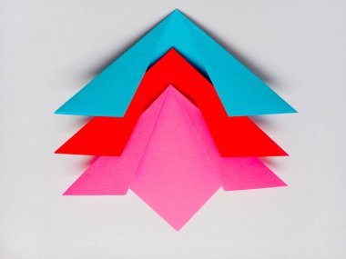 Origami mavi, kırmızı ve pembe çiçekler beyaz arkaplanda izole edilmiş.