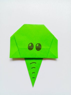 Origami yeşil fil kafası beyaz arkaplanda izole edildi.