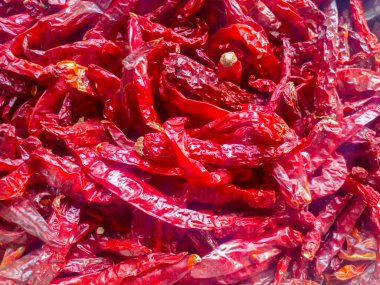 Gün boyunca güneşte kurumuş bir yığın kırmızı biber..