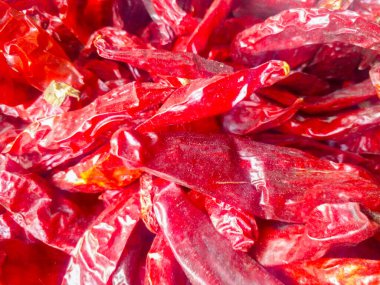 Gün boyunca güneşte kurumuş bir yığın kırmızı biber..