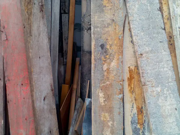 Kullanılmış ahşap kullanılmaz. Hasarlı odun..