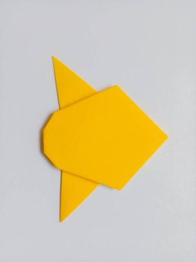 Sarı düzlem origamisi beyaz arkaplanda izole edildi.