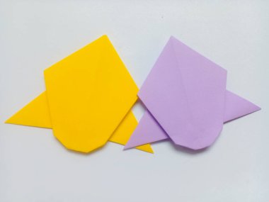 Sarı ve mor renkli origami beyaz arkaplanda izole edildi.