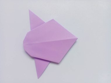 Mor düzlem origamisi beyaz arkaplanda izole edildi.