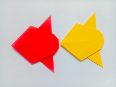 Kırmızı ve sarı origami beyaz arkaplanda izole edildi.