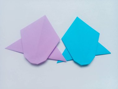 Mor ve mavi düzlem origamisi beyaz arkaplanda izole edildi.