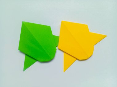 Yeşil ve sarı origami beyaz arkaplanda izole edildi.