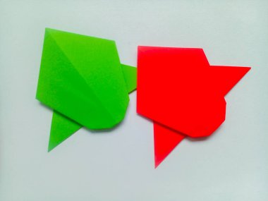 Yeşil ve kırmızı origami beyaz arkaplanda izole edildi.