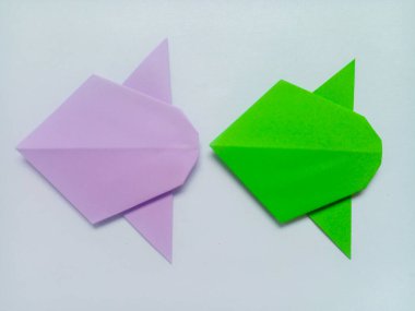 Mor ve yeşil düzlem origamisi beyaz arkaplanda izole edildi.