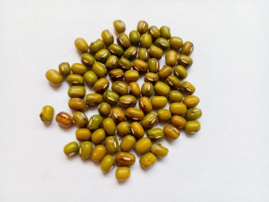 Beyaz zemin üzerinde yeşil fasulye tohumları izole.