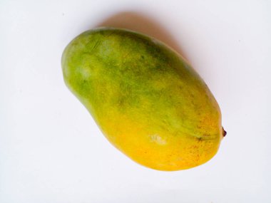 Beyaz arkaplanda yalıtılmış mango meyvesi.