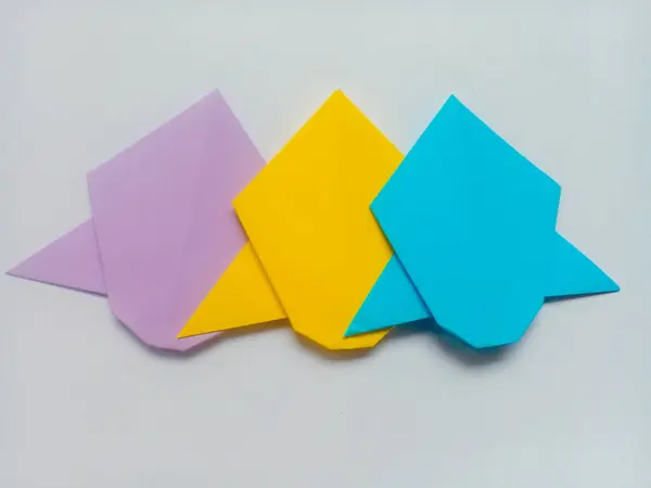 Mor, sarı ve mavi renkli origami beyaz arkaplanda izole edilmiş..