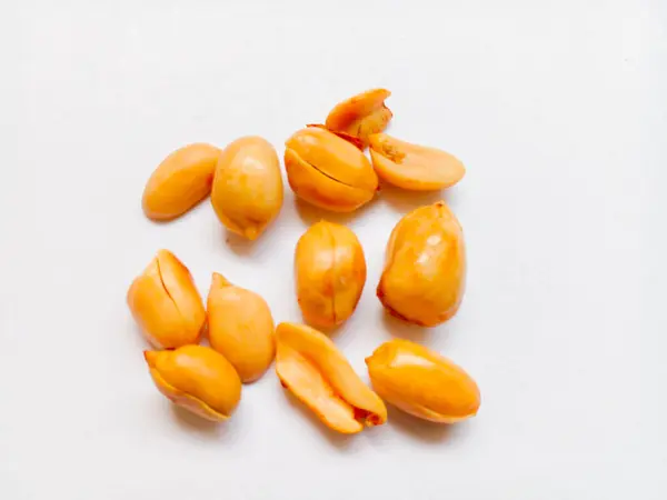 beyaz arkaplanda izole edilmiş yerfıstıkları.