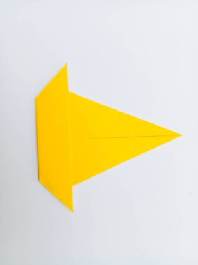 Sarı tekne origamisi beyaz arkaplanda izole edildi.