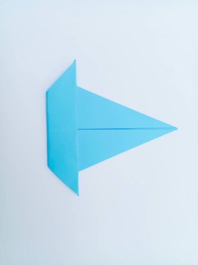 Mavi tekne origamisi beyaz arkaplanda izole edildi.