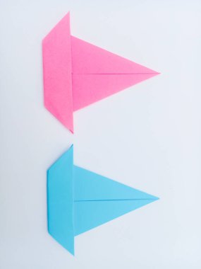 Mavi ve pembe origami beyaz arkaplanda izole edildi.