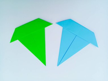 Yeşil ve mavi origami beyaz arkaplanda izole edildi.