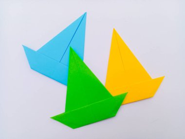 Mavi, yeşil ve sarı origami beyaz arkaplanda izole edilmiş..