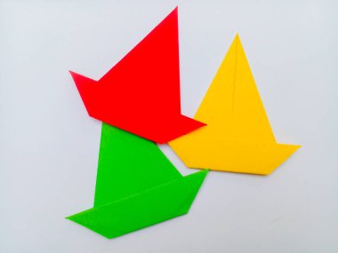Yeşil, kırmızı ve sarı origami beyaz arkaplanda izole edildi.