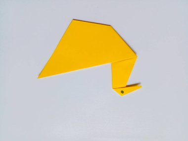 Sarı kuğu origamisi beyaz arkaplanda izole edildi.