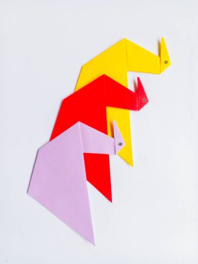Mor, kırmızı ve sarı kuğu origamisi beyaz arkaplanda izole edilmiş..