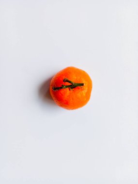 Mini Mandarin portakalları beyaz arkaplanda izole edilmiş.