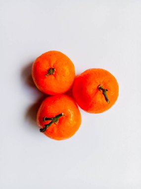 Mini Mandarin portakalları beyaz arkaplanda izole edilmiş.