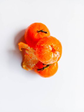 Mini Mandarin portakalları beyaz arkaplanda izole edilmiş.