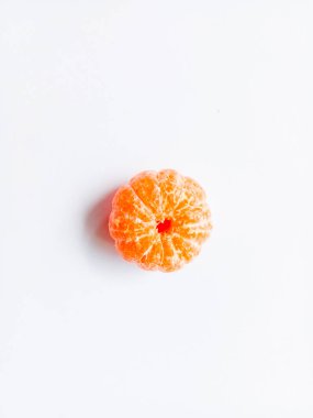 Beyaz arkaplanda tensiz Mini Mandarin portakalları.