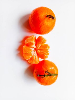 Mini Mandarin portakalları beyaz arkaplanda izole edilmiş.