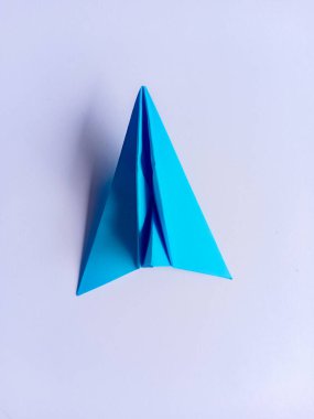 Mavi uçak origamisi beyaz arkaplanda izole edildi.