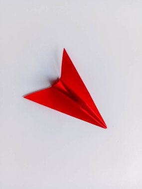Kırmızı uçak origamisi beyaz arkaplanda izole edildi.
