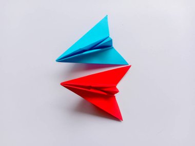 Mavi ve kırmızı uçak origamisi beyaz arkaplanda izole edildi.