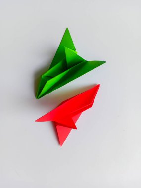 Yeşil ve kırmızı origami beyaz arkaplanda izole edildi.