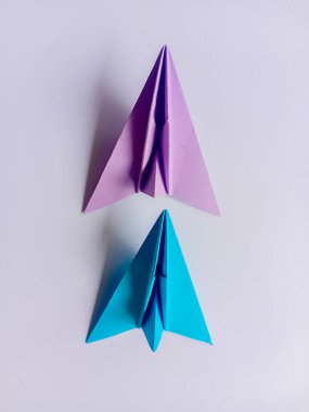 Mor ve mavi düzlem origamisi beyaz arkaplanda izole edildi.