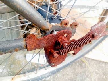 Eski ve paslı zincir tekerlek. Bisikletteki zincir.