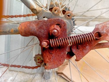 Eski ve paslı zincir tekerlek. Bisikletteki zincir.