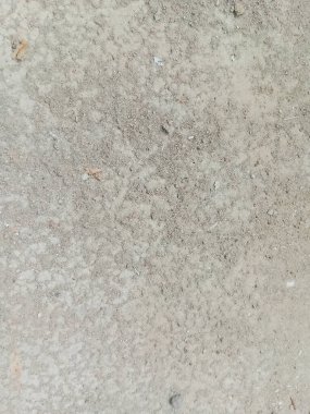 Kum zemini pürüzlü. Zemin kumlu ve kirli..