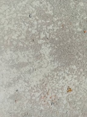 Kum zemini pürüzlü. Zemin kumlu ve kirli..