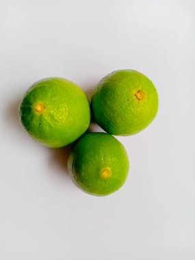 Beyaz arka planda limon izole edilmiş. Limon, yiyecek ve içeceklere ekşi bir tat katar..
