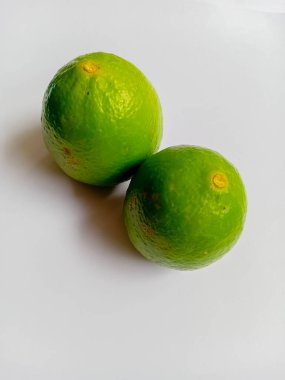 Beyaz arka planda limon izole edilmiş. Limon, yiyecek ve içeceklere ekşi bir tat katar..