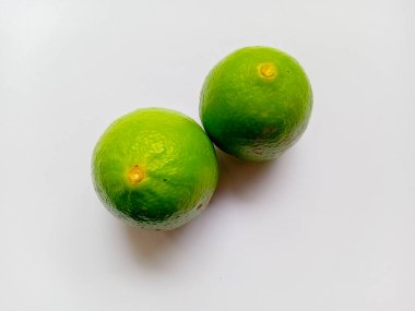 Beyaz arka planda limon izole edilmiş. Limon, yiyecek ve içeceklere ekşi bir tat katar..