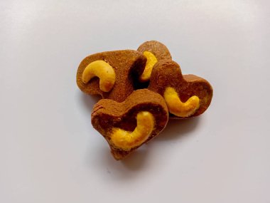 Koyu çikolatalı kaju, beyaz ardıç kuşuna izole edilmiş..